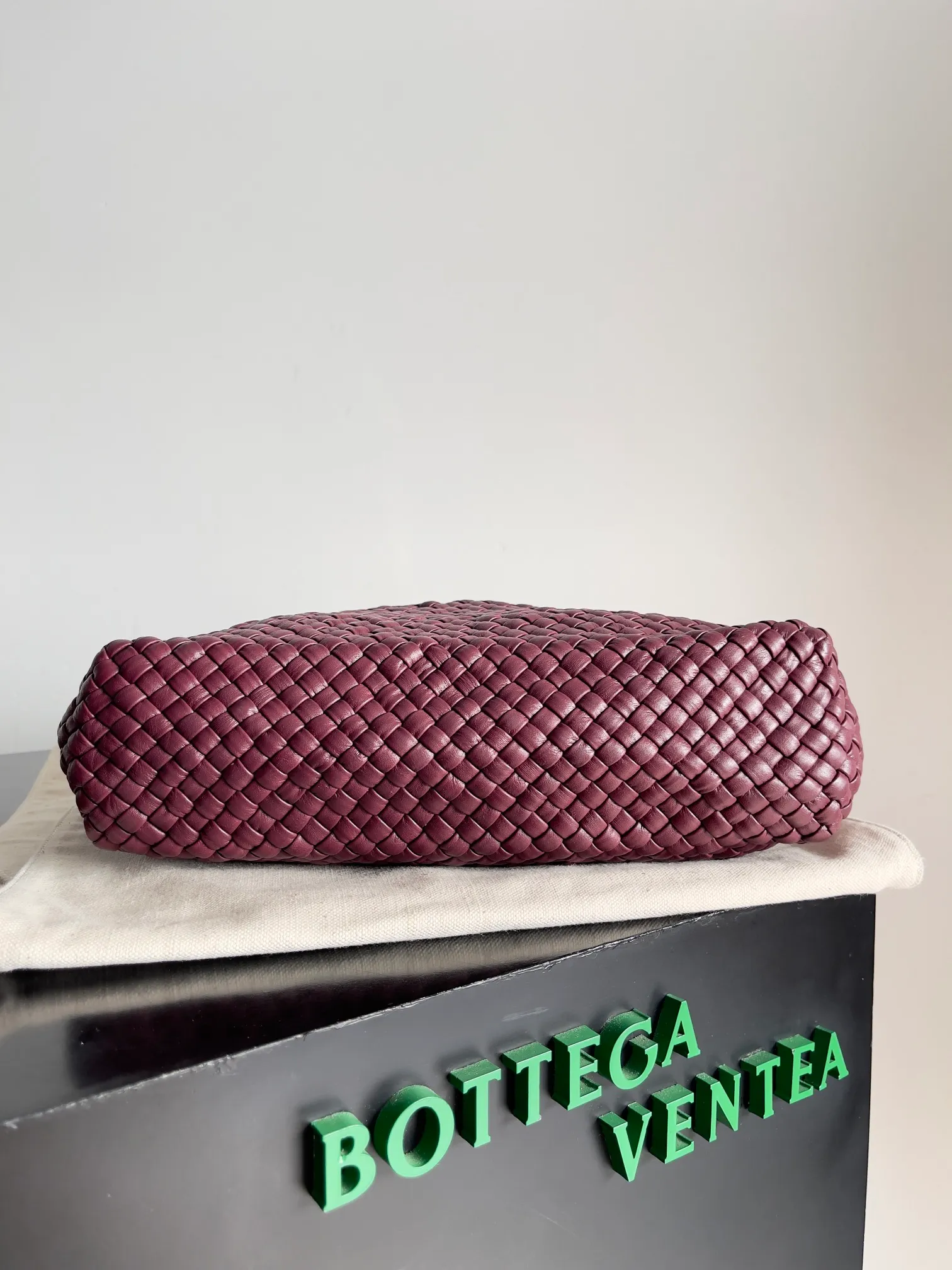 Batch 5760 BV collectible small woven handbags are really YYDS!! Bottega Veneta’s most classic small woven handbags are back! ! We use the highest quality leather with the highest craftsmanship❤️ to create the most expensive works. We have created the original Intrecciato leather weaving process❤️ This unique traditional exclusive leather weaving method has not only become our logo but also reflects the time-consuming and labor-intensive craftsmanship of our products❤️ The new TOSCA handbag must be a selection worth collecting🆕⚠️⚠️Babies, malachite can be sold separately and can be assembled by yourself Style number: 716974 Size: 27*9*18cm